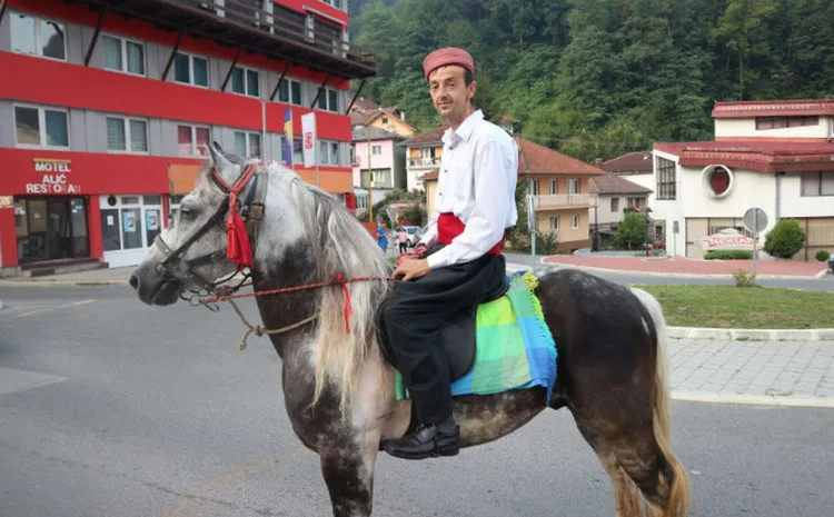 Idriz Halilović sve radi na starinski način: U lov i na bajramske namaze ide na konju